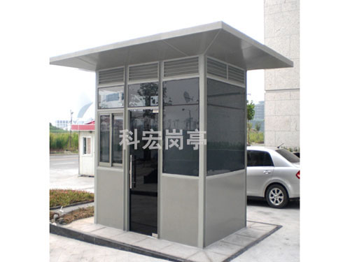 保安值班崗?fù)?></div>不銹鋼：<br>特點(diǎn)：耐腐蝕、耐高溫、耐磨損，使用壽命長，外觀時(shí)尚美觀，工藝精湛。結(jié)構(gòu)穩(wěn)固，抗風(fēng)雨等自然災(zāi)害能力強(qiáng)。<br>適用場景：適用于各種場合，如小區(qū)、高速公路、公園、購物中心、商場、辦公樓等。<br>鋼結(jié)構(gòu)：<br>特點(diǎn)：強(qiáng)度高，耐腐蝕，適合各種氣候條件。但重量較大，需要專業(yè)安裝。<br>適用場景：適用于需要高強(qiáng)度和穩(wěn)定性的場所，如大型工廠、物流園區(qū)等。<br>鋁合金：<br>特點(diǎn)：重量輕，耐用性強(qiáng)，易于清洗，具有良好的防盜、防腐、隔熱性能。<br>適用場景：適用于各種惡劣環(huán)境，如海邊、化工區(qū)等。<br>玻璃鋼：<br>特點(diǎn)：重量輕，絕緣性能好，耐腐蝕。但強(qiáng)度相對(duì)較低。<br>適用場景：適用于潮濕或酸堿環(huán)境，如污水處理廠、電鍍廠等。<br>金屬雕花板：<br>特點(diǎn)：具有防火性能、保溫隔熱及隔音輕巧的特點(diǎn)。外觀豪華美觀，裝飾效果突出，自清潔性高且不易老化。<br>適用場景：適用于小區(qū)保安收費(fèi)、學(xué)校或公司門衛(wèi)等場合。<br>塑鋼：<br>特點(diǎn)：塑鋼型材密度大、抗老化、適應(yīng)烈日曝曬、潮濕等特殊地方使用。具有良好的隔音性能和密封性，安全系數(shù)高。<br>適用場景：適用于對(duì)隔音和密封性要求較高的場所，如住宅小區(qū)、學(xué)校等。<br>
	</div>

    <div style=
